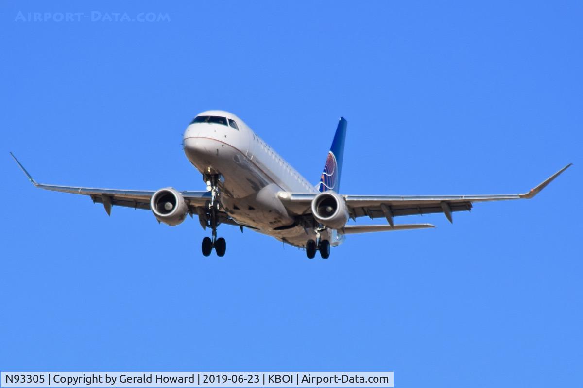 N93305, 2014 Embraer 175LR (ERJ-170-200LR) C/N 17000412, Landing RWY 28L.