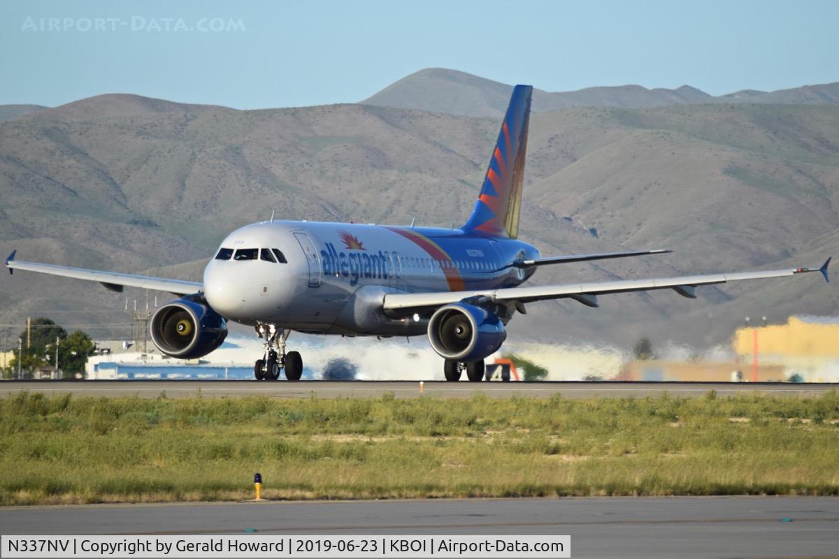N337NV, 2004 Airbus A319-111 C/N 2170, Take off run on RWY 28L.