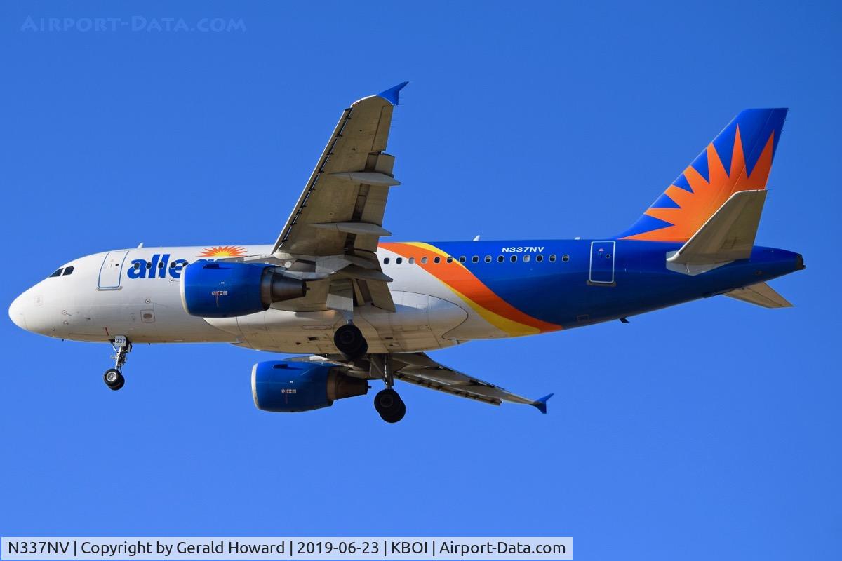 N337NV, 2004 Airbus A319-111 C/N 2170, Landing RWY 28L.