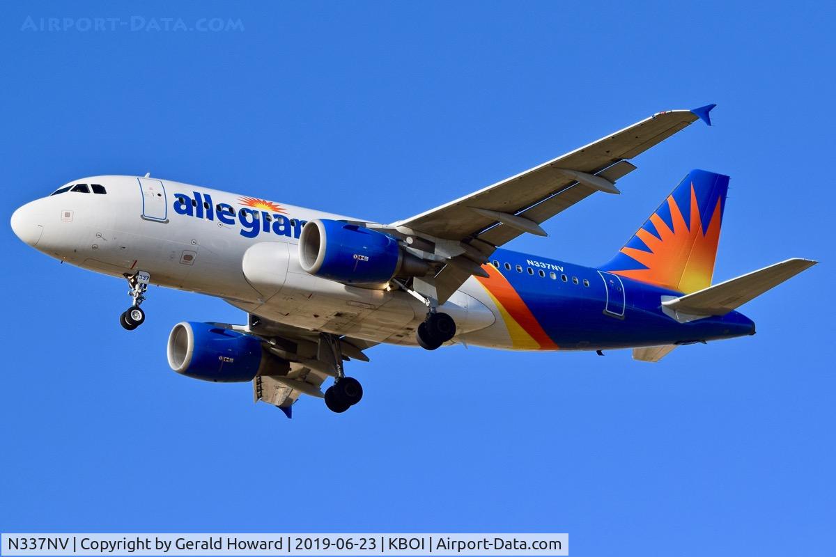 N337NV, 2004 Airbus A319-111 C/N 2170, Landing RWY 28L.