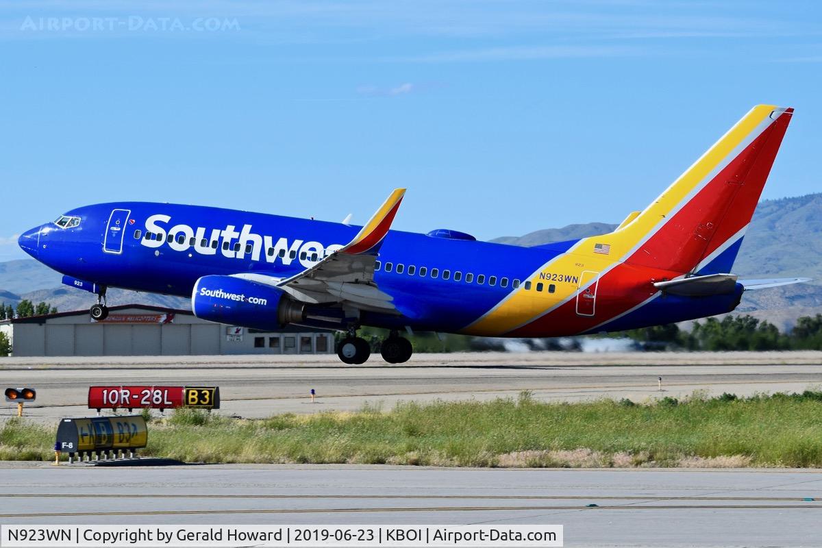 N923WN, 2008 Boeing 737-7H4 C/N 36627, Take off from RWY 28L.