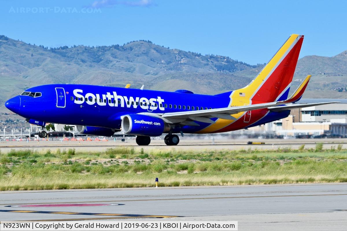 N923WN, 2008 Boeing 737-7H4 C/N 36627, Take off run.