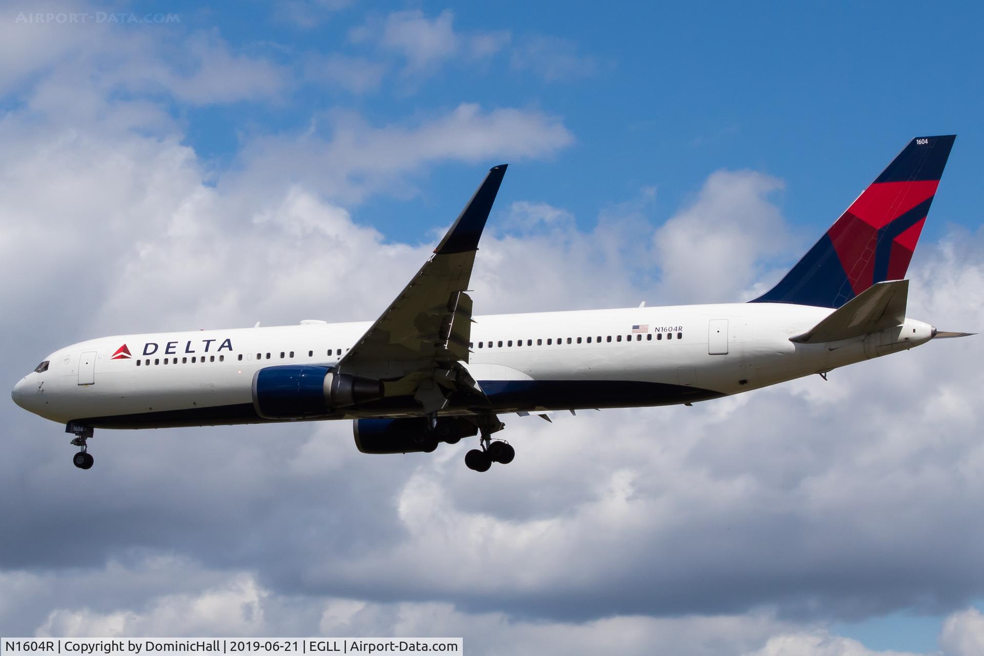 N1604R, 1999 Boeing 767-332 C/N 30180, Landing RWY 27L
