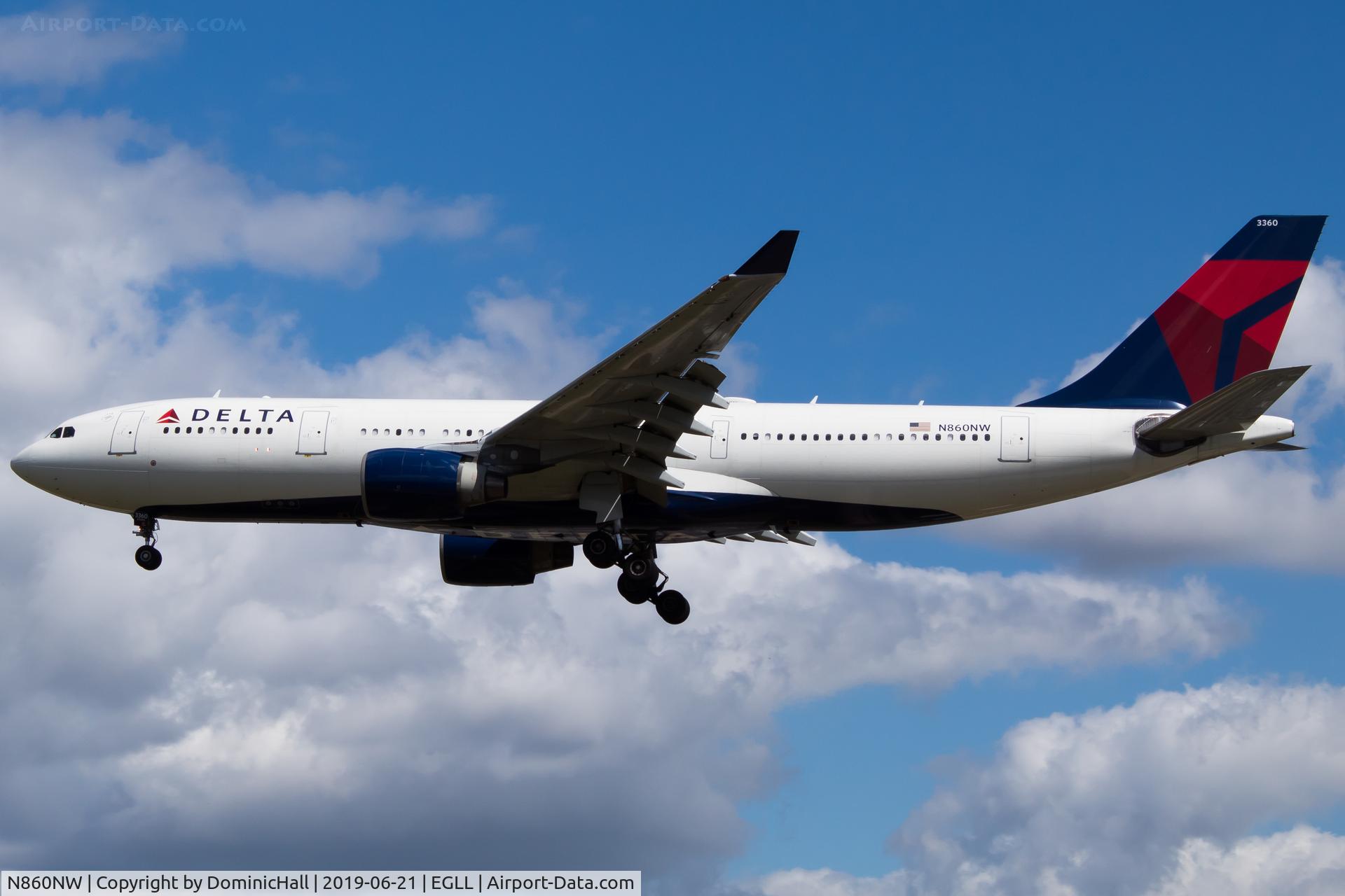 N860NW, 2006 Airbus A330-223 C/N 778, Landing RWY 27L