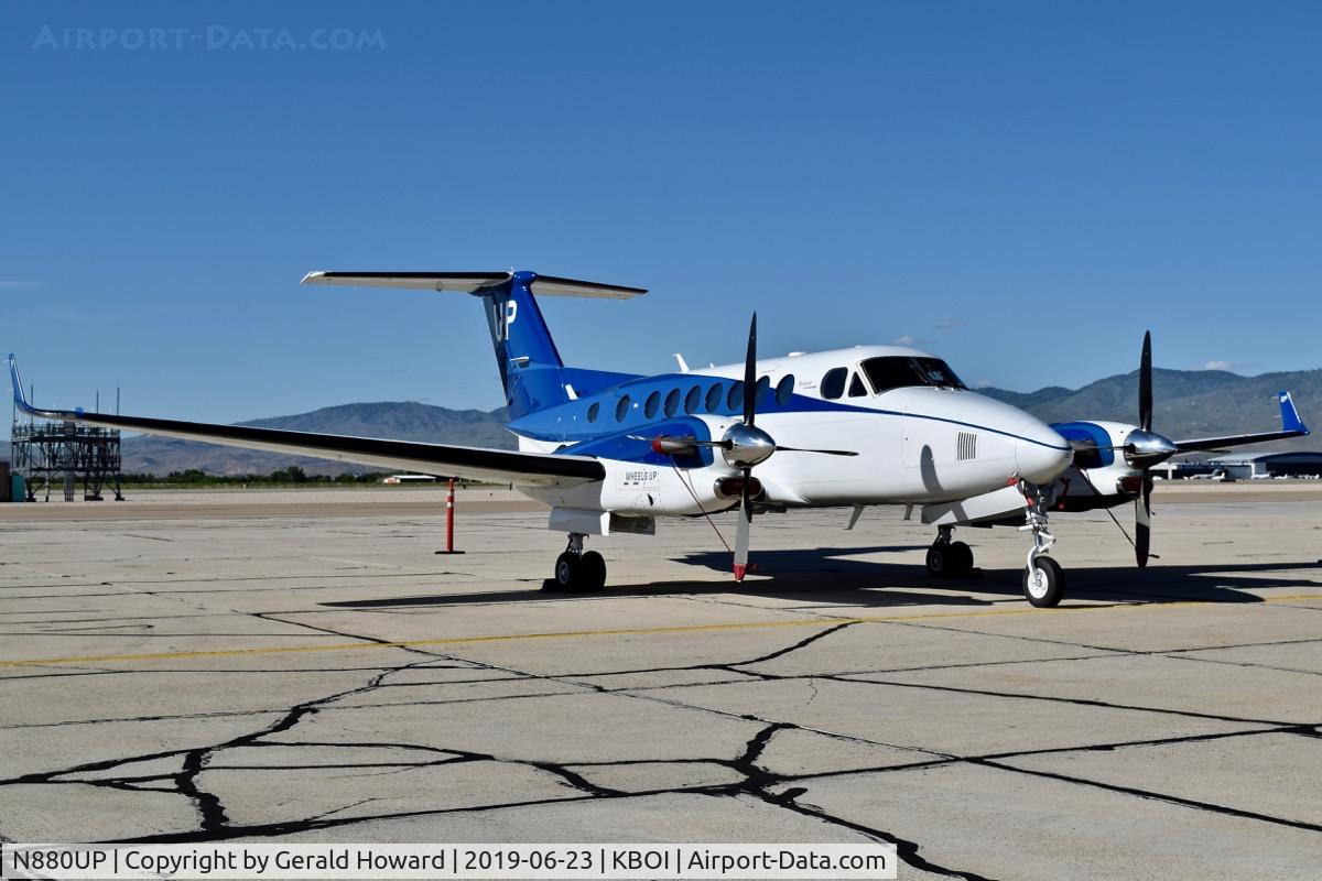 N880UP, 2018 Hawker Beechcraft 350 King Air (B300) C/N FL-1127, Parked on the south GA ramp.
