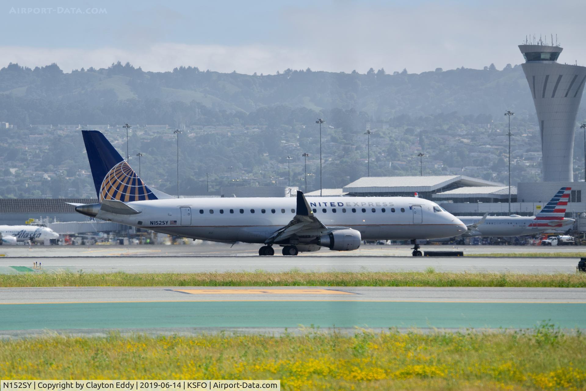 N152SY, 2016 Embraer 175LR (ERJ-170-200LR) C/N 17000549, SFO 2019.