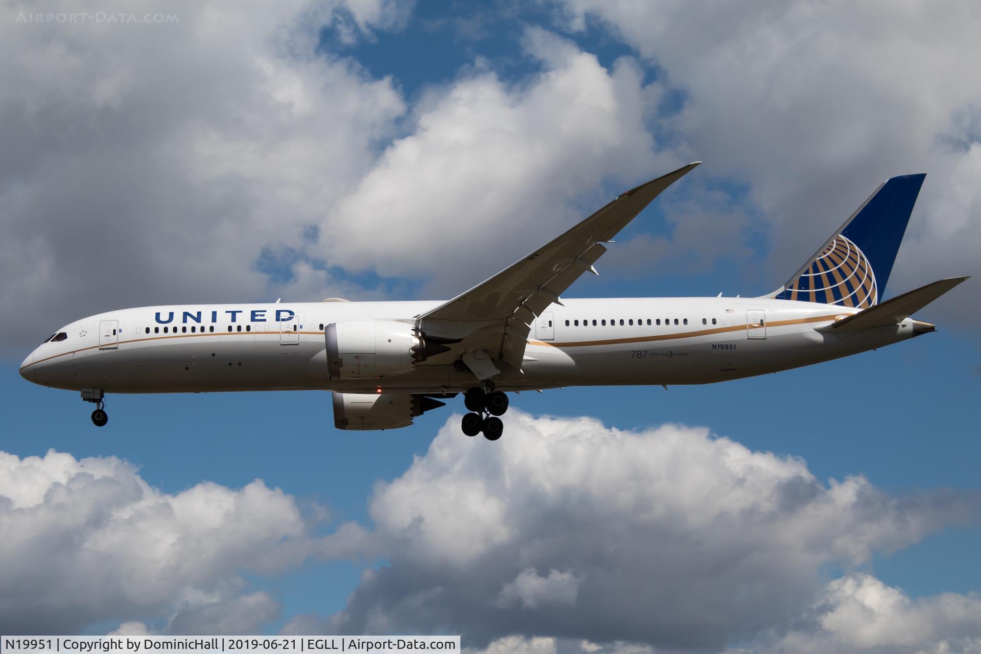 N19951, 2014 Boeing 787-9 Dreamliner C/N 36402, Landing RWY 27L