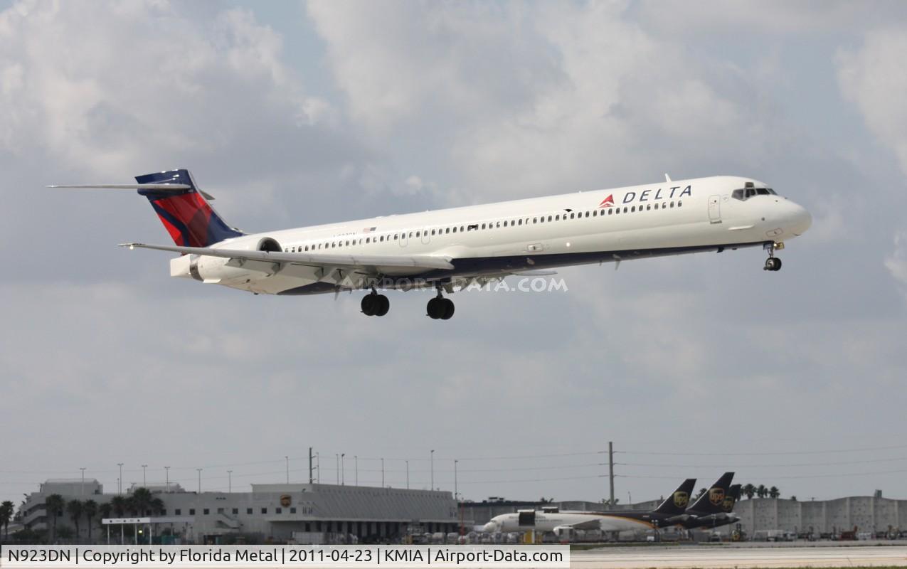 N923DN, 1998 McDonnell Douglas MD-90-30 C/N 53585, MIA spotting