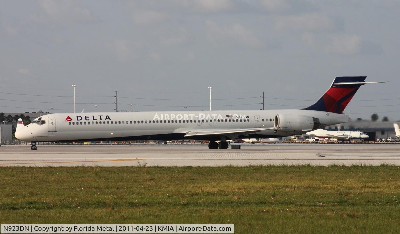 N923DN, 1998 McDonnell Douglas MD-90-30 C/N 53585, MIA spotting