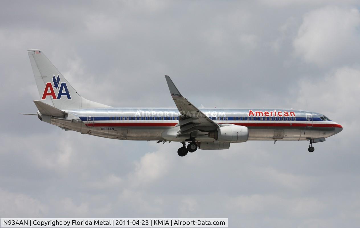 N934AN, 2000 Boeing 737-823 C/N 29531, MIA spotting