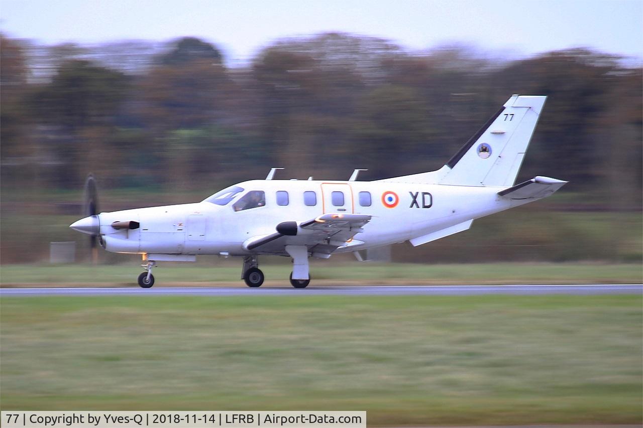 77, Socata TBM-700A C/N 77, Socata TBM-700A, Take off run rwy 25L, Brest-Bretagne airport (LFRB-BES)