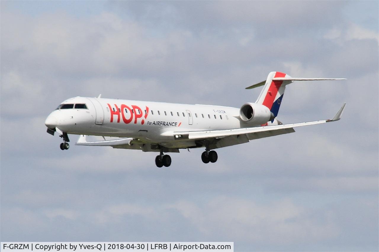 F-GRZM, Canadair CRJ-700 (CL-600-2C10) Regional Jet C/N 10263, Canadair Regional Jet CRJ-700, Short approach rwy 25L, Brest-Guipavas Airport (LFRB-BES)