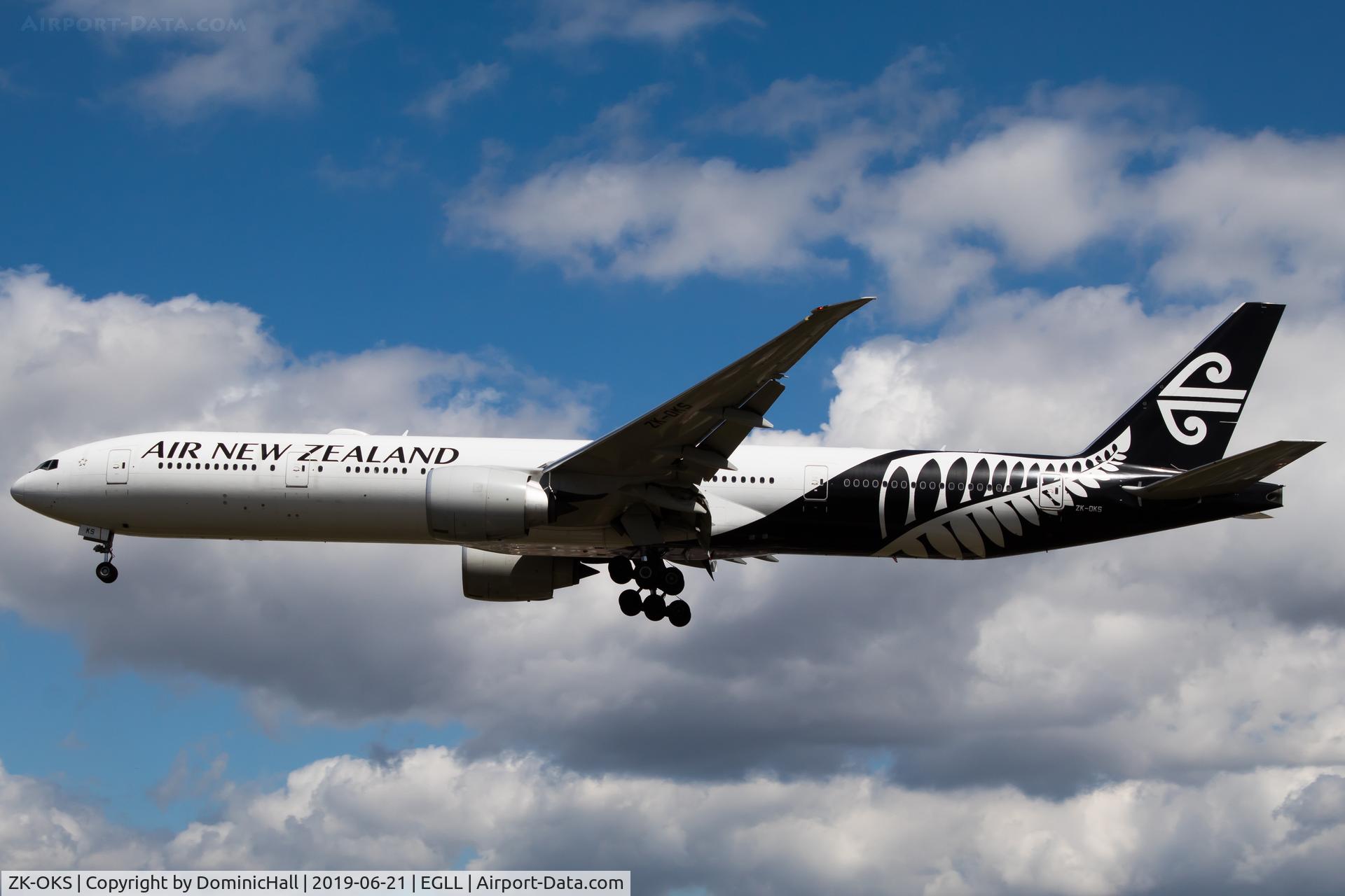 ZK-OKS, 2014 Boeing 777-306/ER C/N 44547, Landing RWY 27L