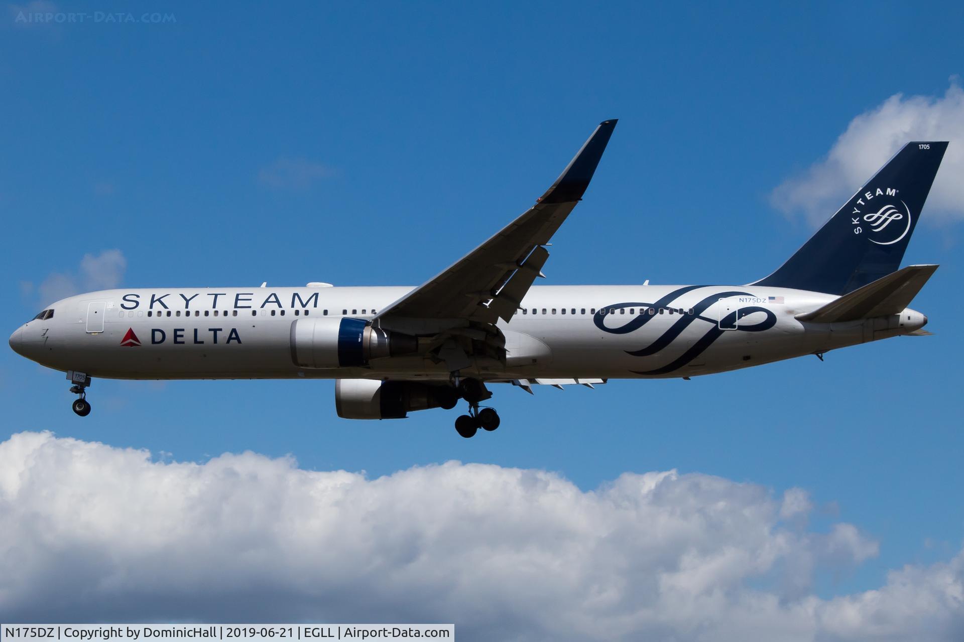 N175DZ, 1999 Boeing 767-332 C/N 29696, Landing RWY 27L