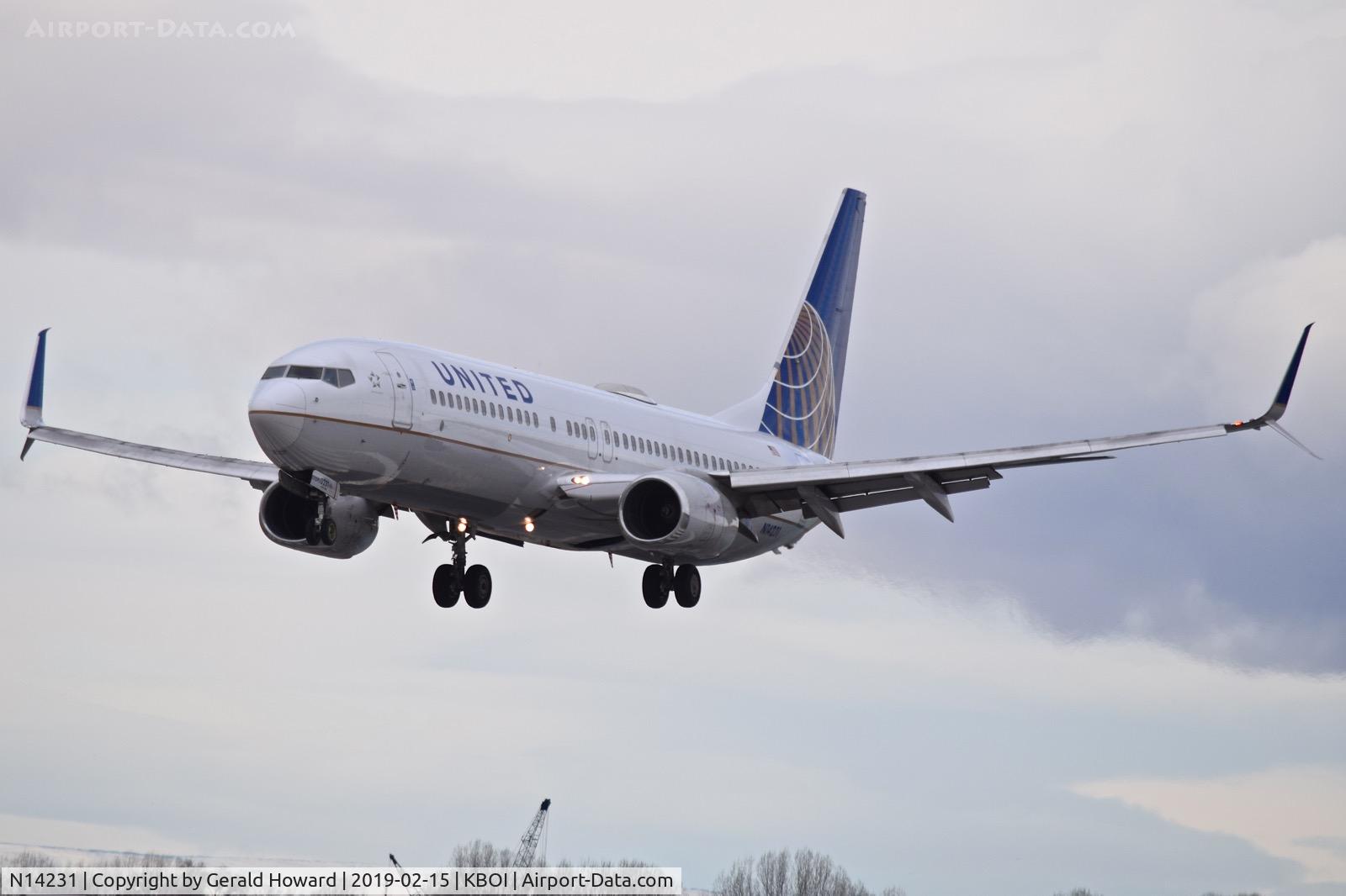 N14231, 1999 Boeing 737-824 C/N 28795, Landing approach to RWY 10L.