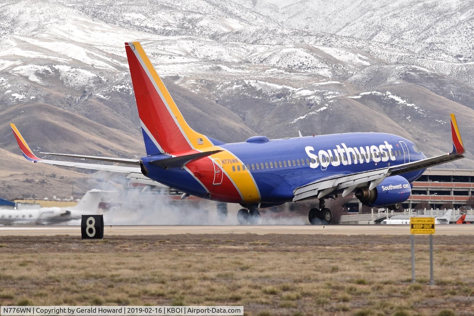 N776WN, 2000 Boeing 737-7H4 C/N 30591, Landing RWY 10R.