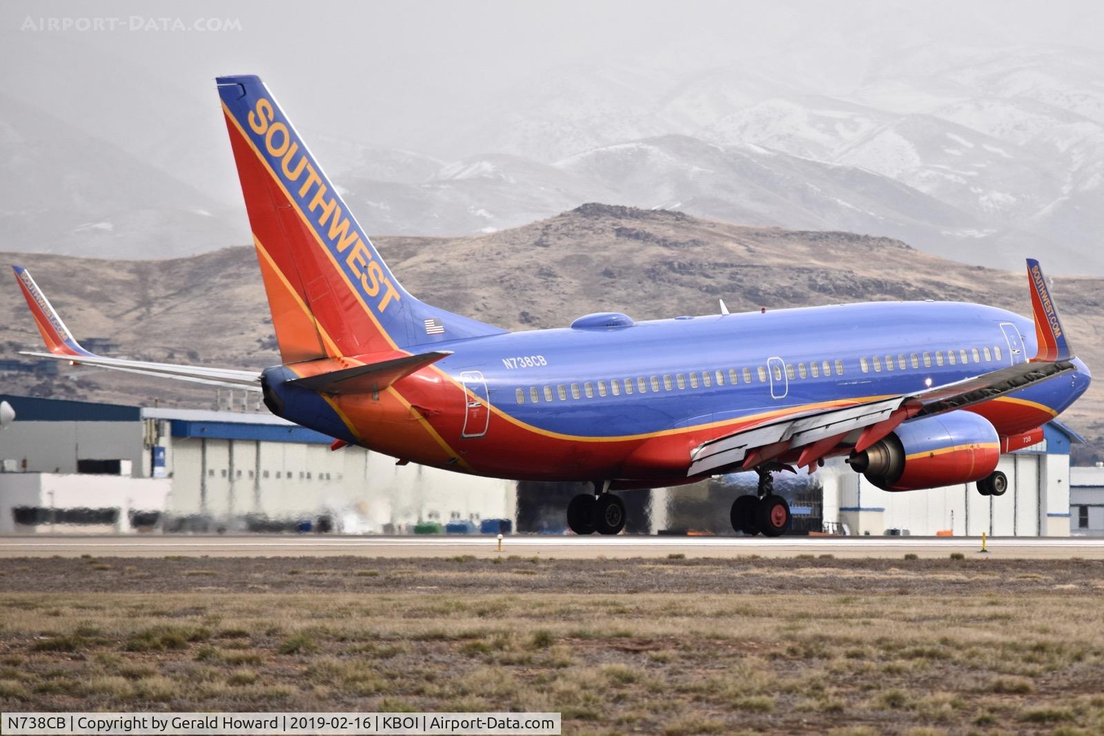 N738CB, 1999 Boeing 737-7H4 C/N 27870, Landing RWY 10R.