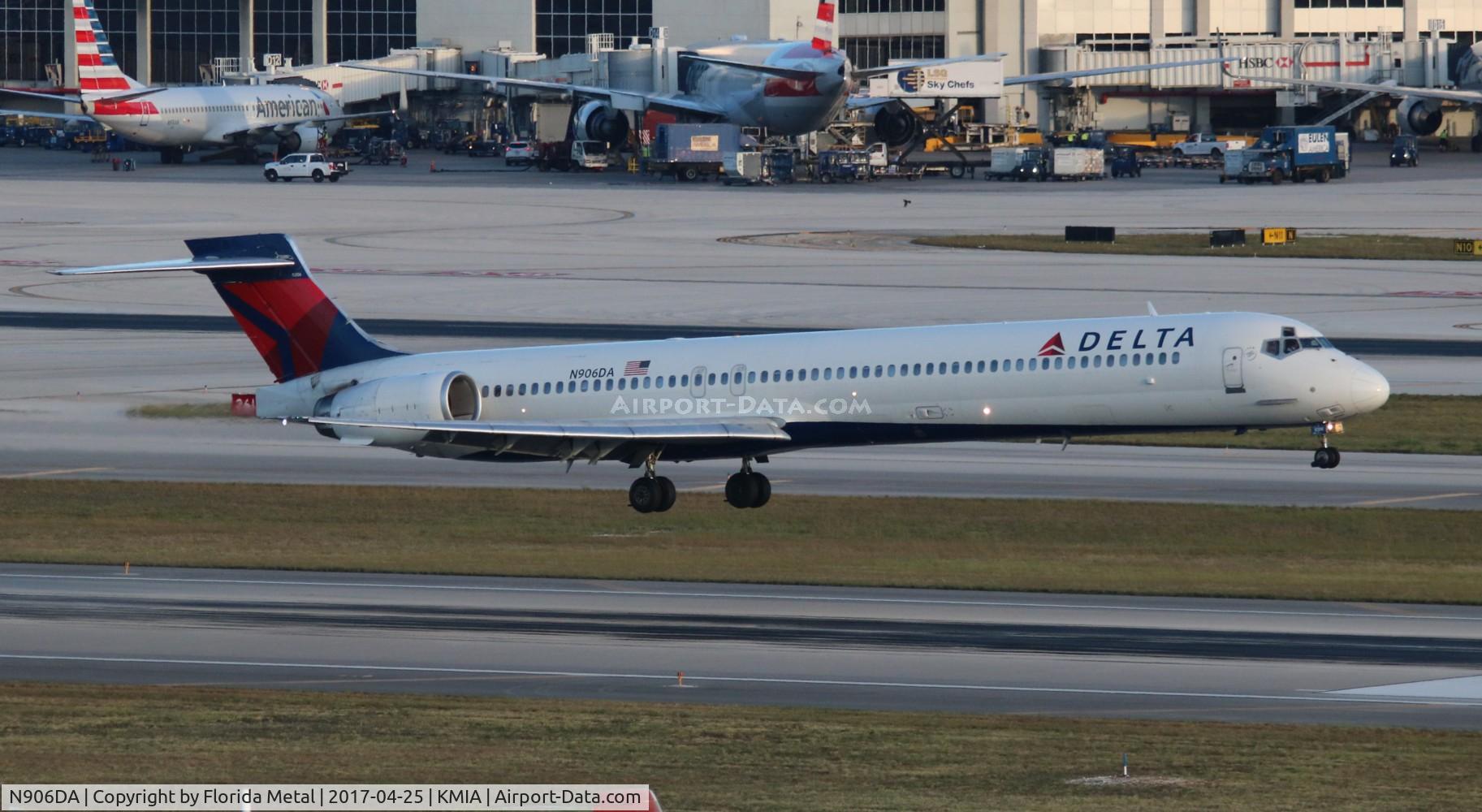 N906DA, 1995 McDonnell Douglas MD-90-30 C/N 53386, MIA spotting