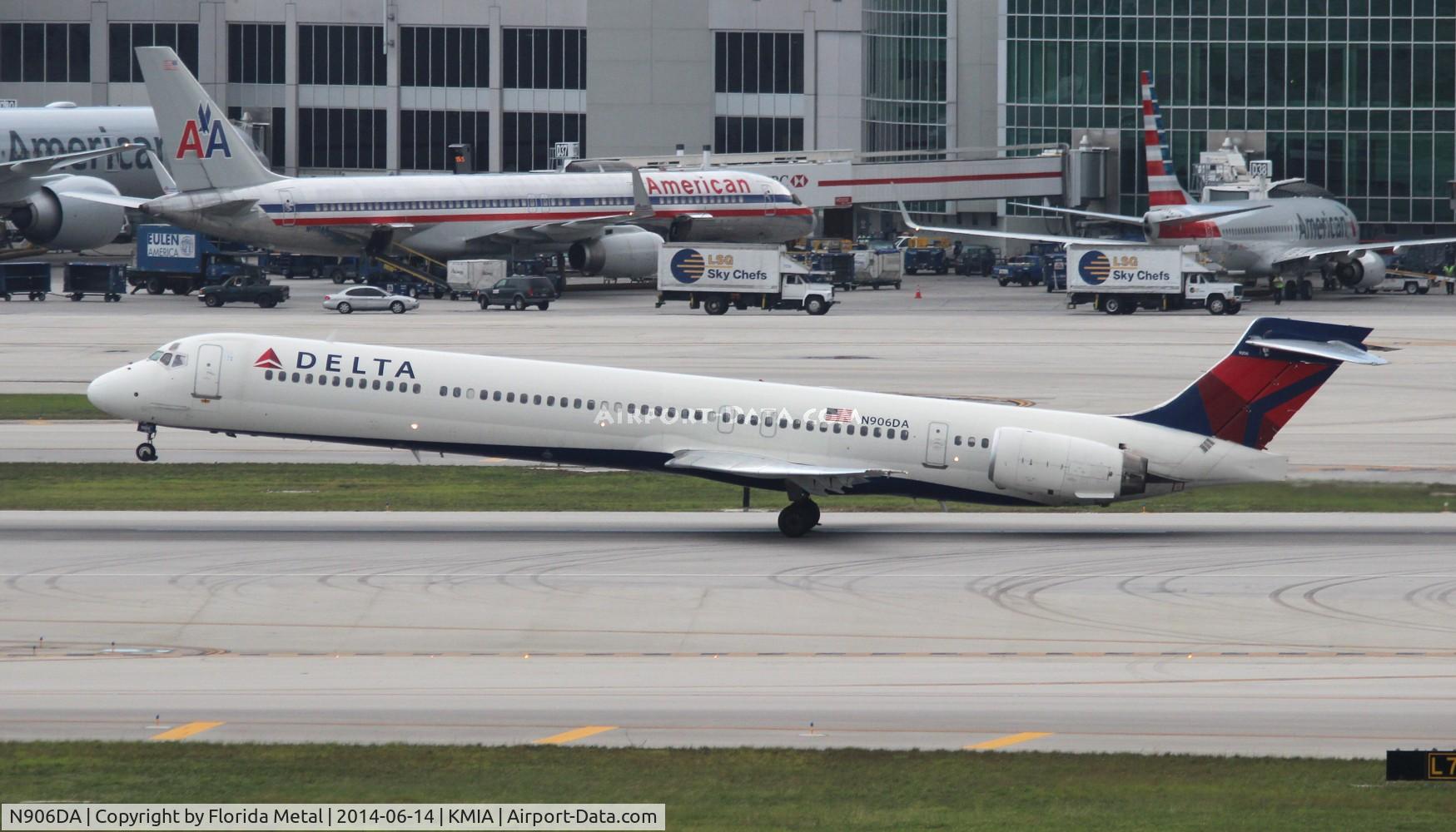 N906DA, 1995 McDonnell Douglas MD-90-30 C/N 53386, MIA spotting