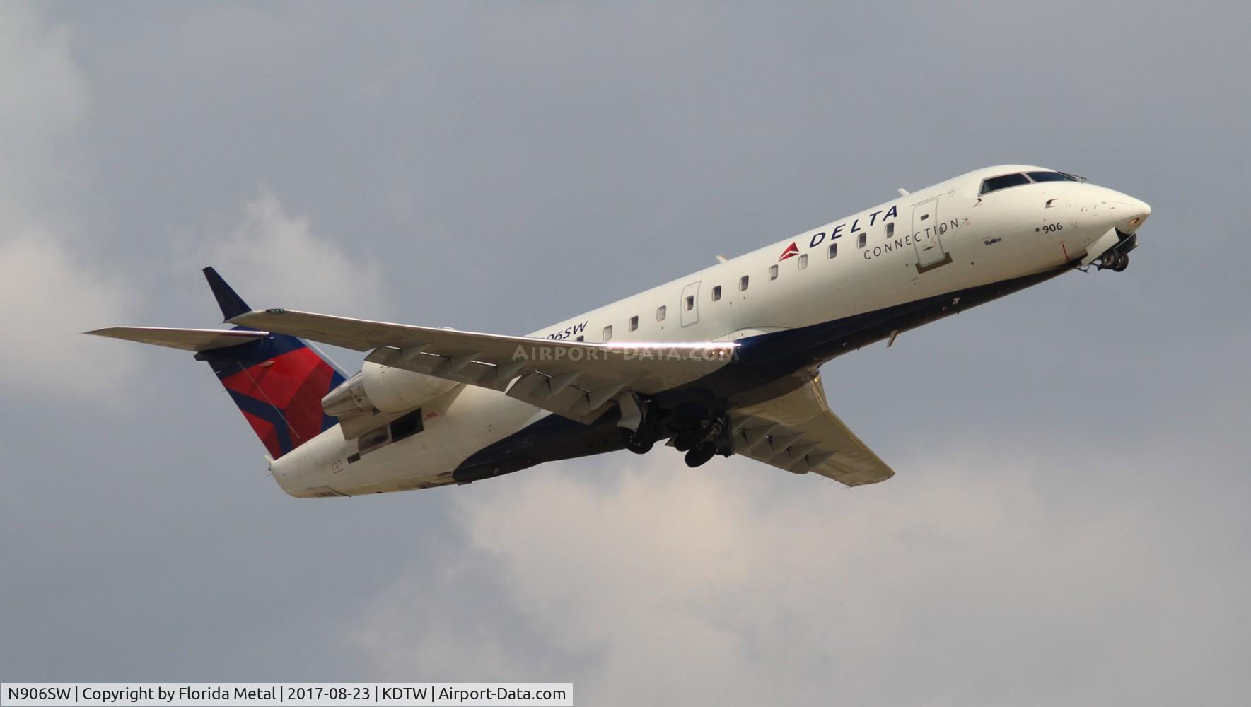 N906SW, 2001 Bombardier CRJ-200LR (CL-600-2B19) C/N 7510, DTW spotting