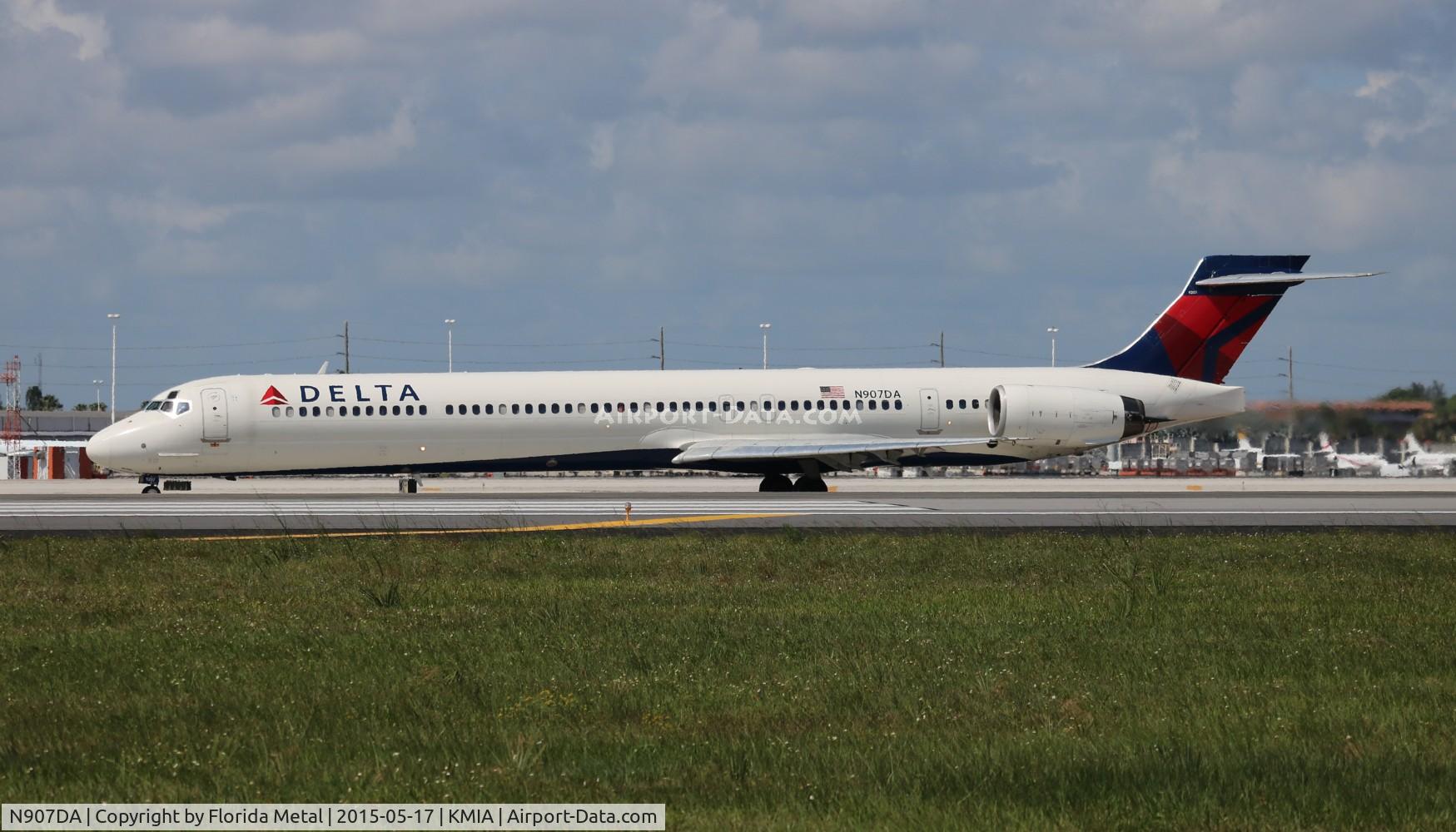 N907DA, 1995 McDonnell Douglas MD-90-30 C/N 53387, MIA spotting