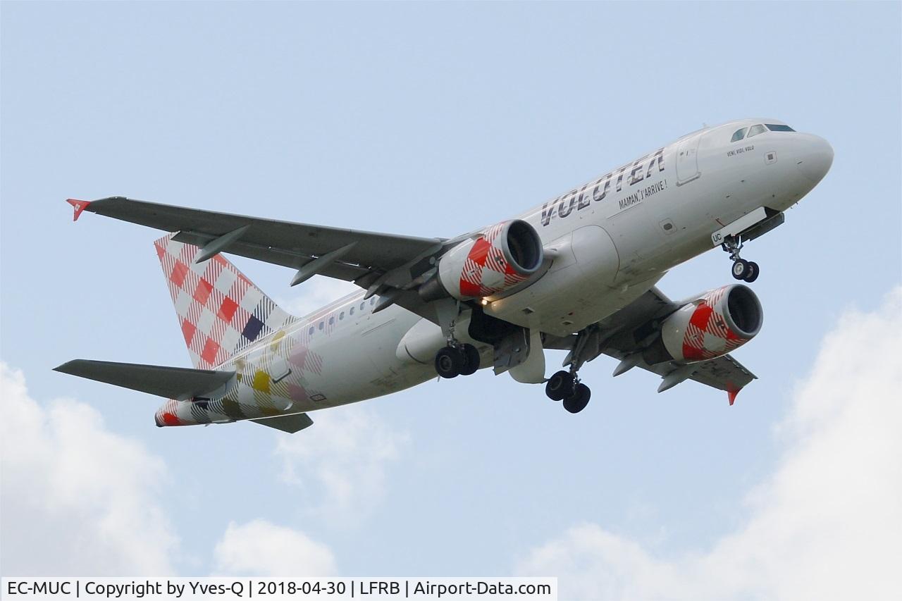 EC-MUC, 2004 Airbus A319-111 C/N 2122, Airbus A319-111, Take off rwy 07R, Brest-Bretagne airport (LFRB-BES)