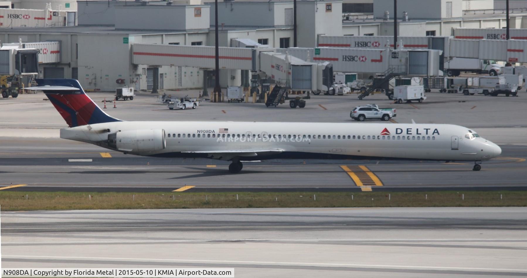 N908DA, 1995 McDonnell Douglas MD-90-30 C/N 53388, MIA spotting