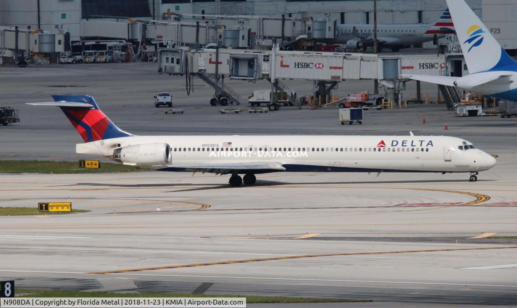 N908DA, 1995 McDonnell Douglas MD-90-30 C/N 53388, MIA spotting