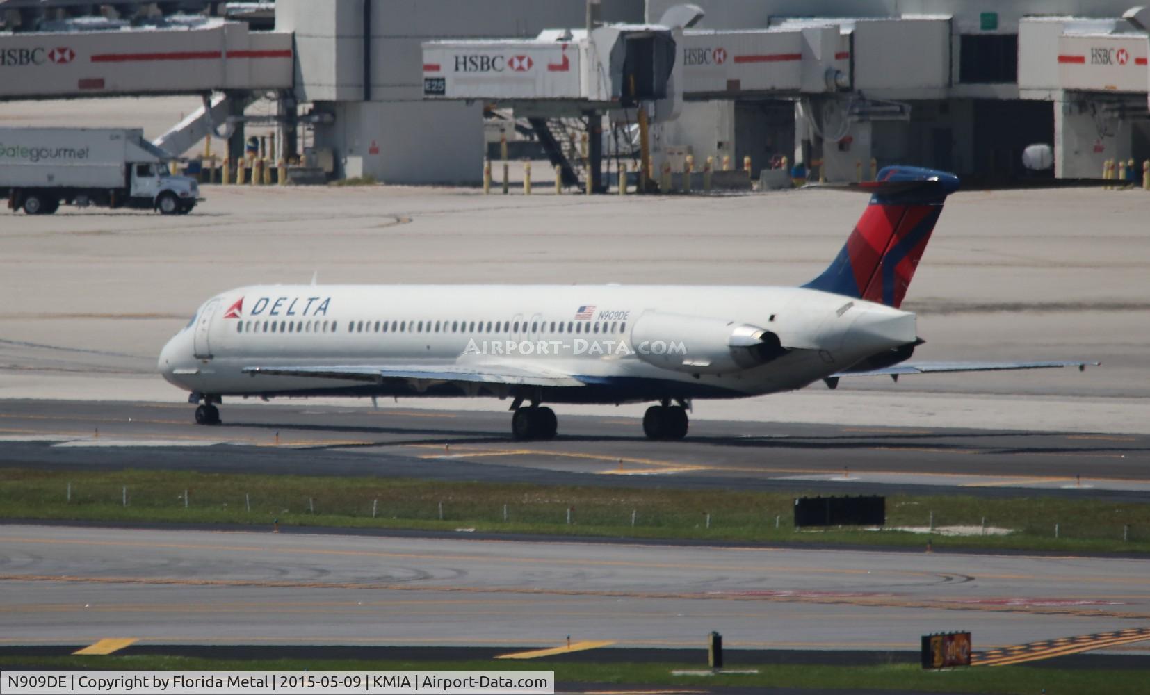 N909DE, 1992 McDonnell Douglas MD-88 C/N 53418, MIA spotting