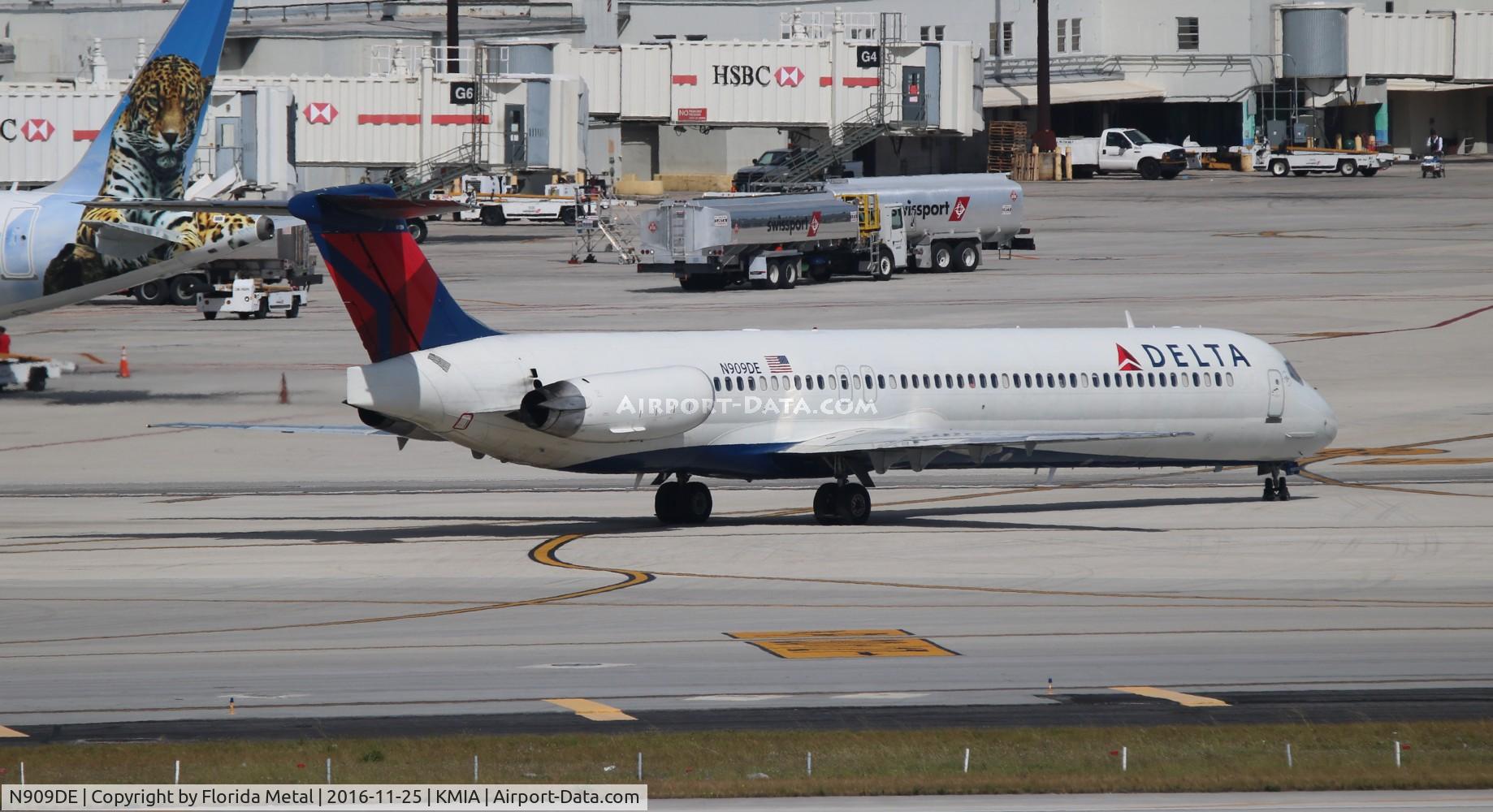 N909DE, 1992 McDonnell Douglas MD-88 C/N 53418, MIA spotting
