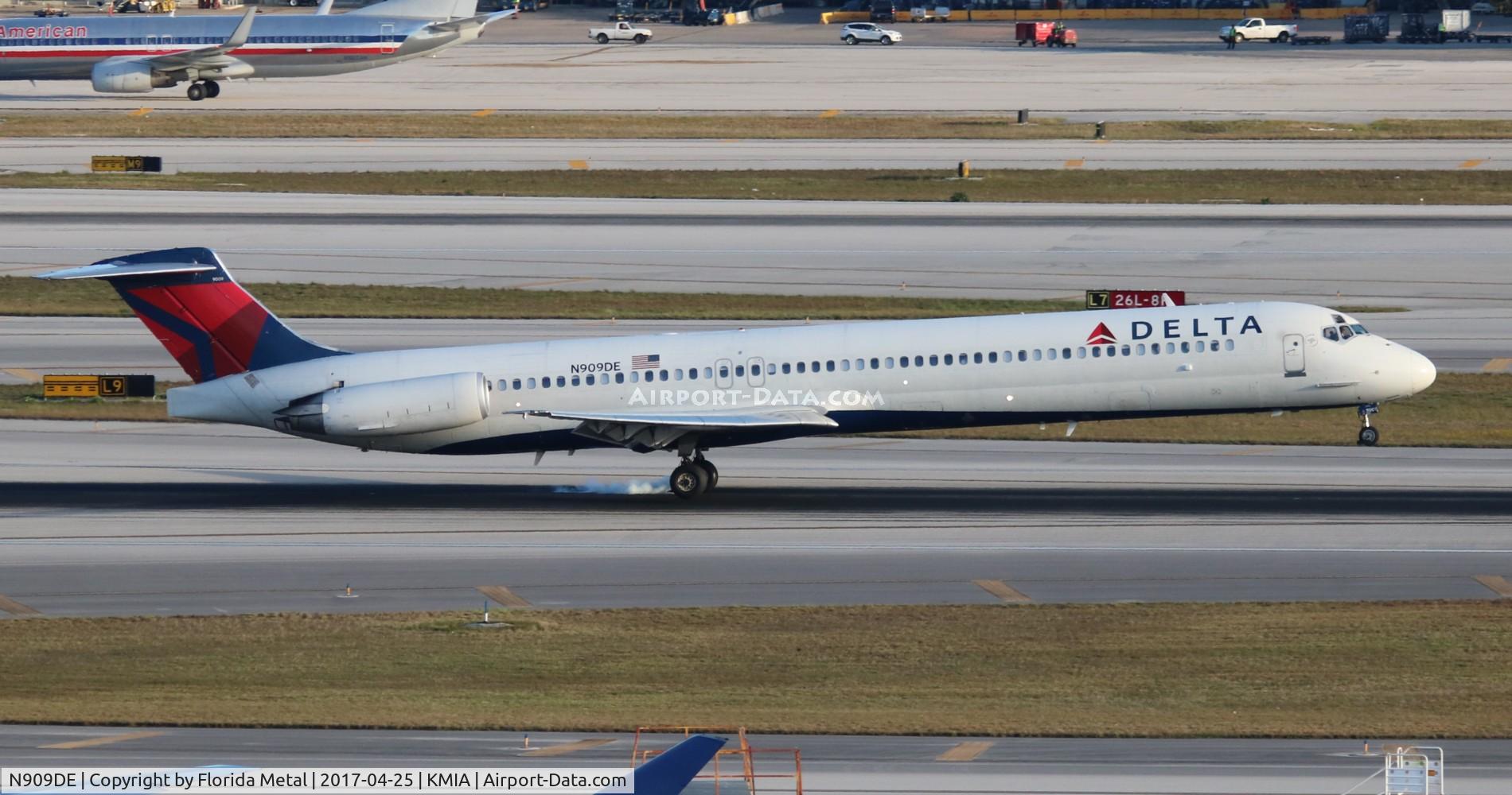N909DE, 1992 McDonnell Douglas MD-88 C/N 53418, MIA spotting