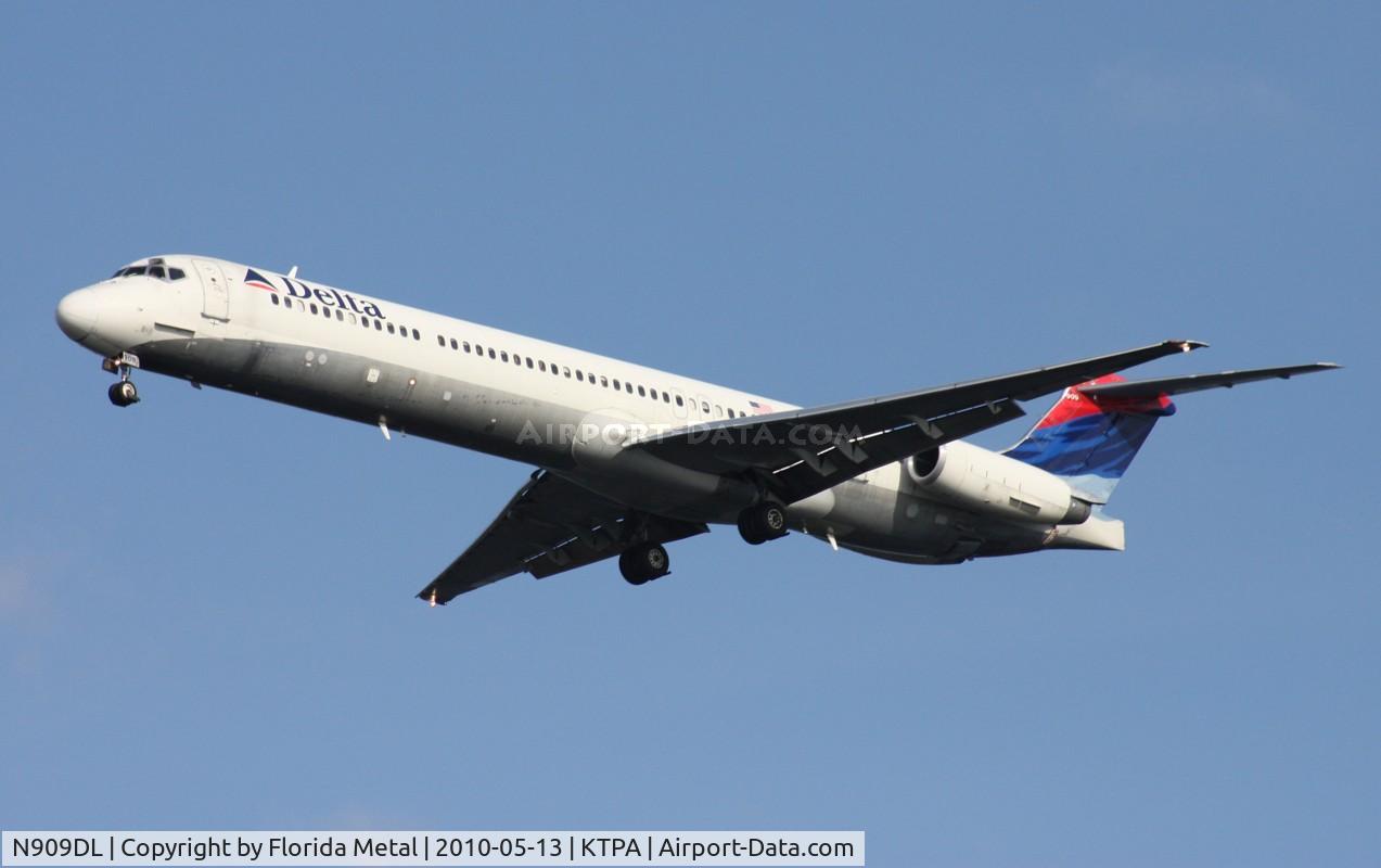 N909DL, 1987 McDonnell Douglas MD-88 C/N 49540, TPA spotting