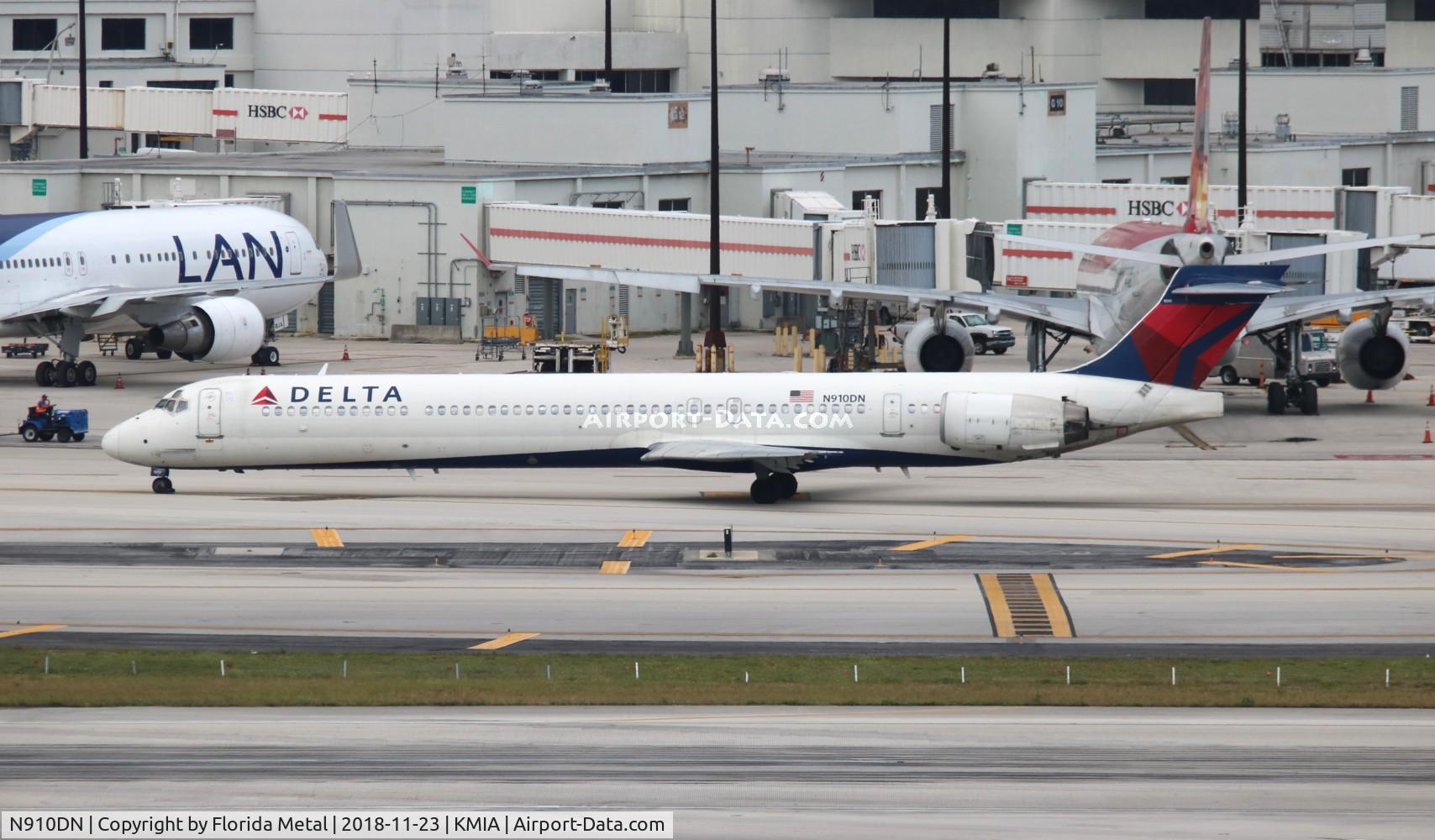 N910DN, 1995 McDonnell Douglas MD-90-30 C/N 53390, MIA spotting