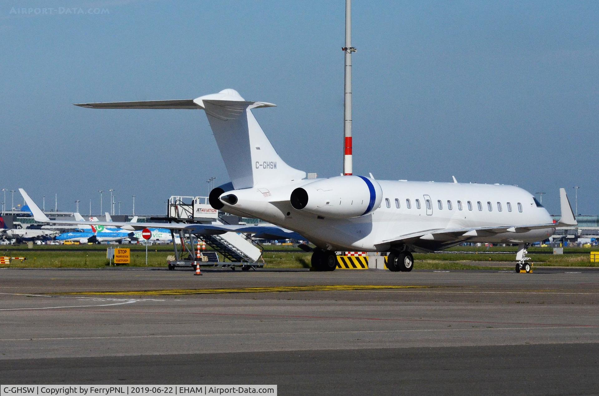 C-GHSW, 2014 Bombardier BD700-1A10 Global 6000 C/N 9640, Global 6000 on the ramp at AMS