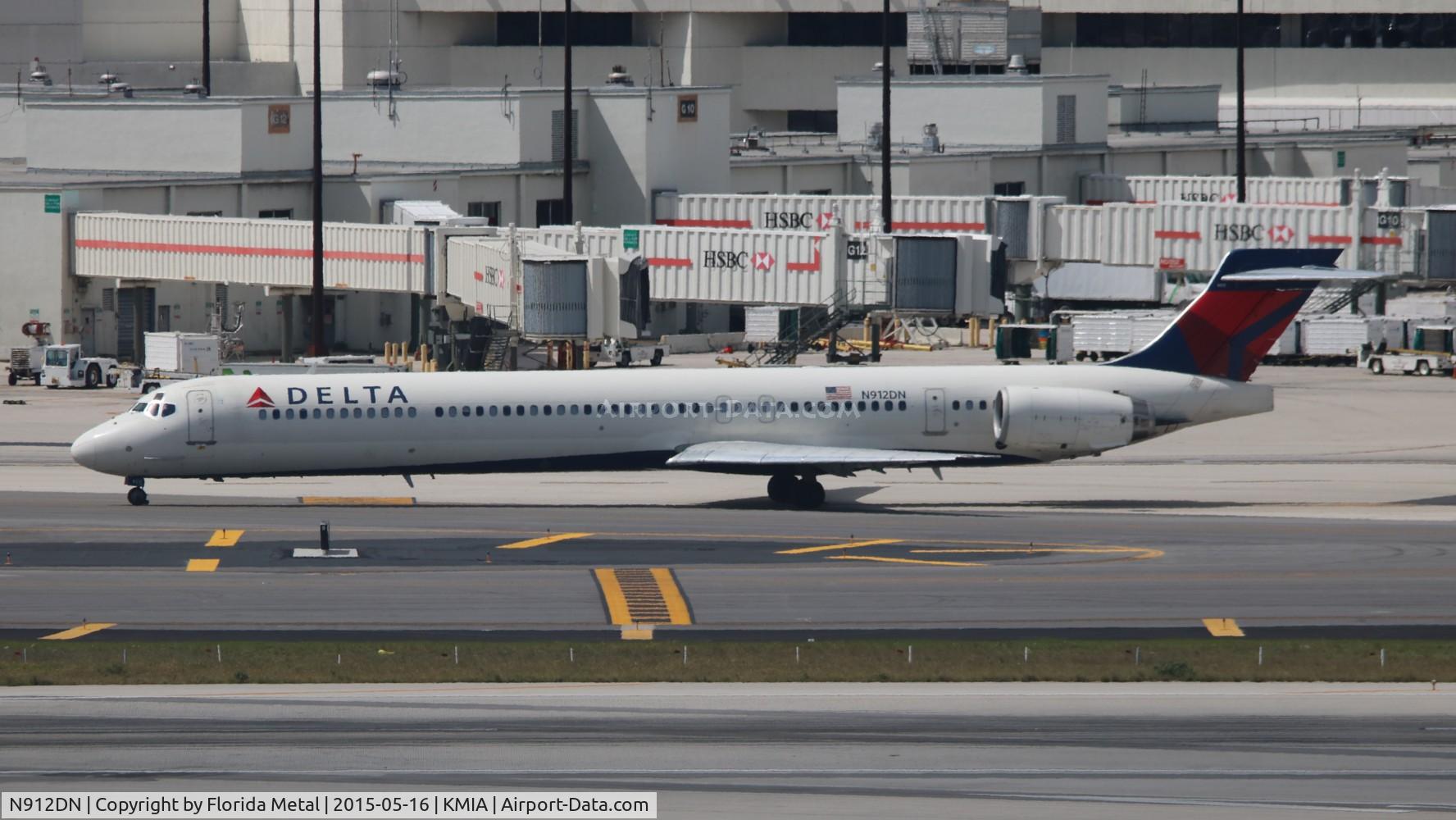 N912DN, 1996 McDonnell Douglas MD-90-30 C/N 53392, MIA spotting