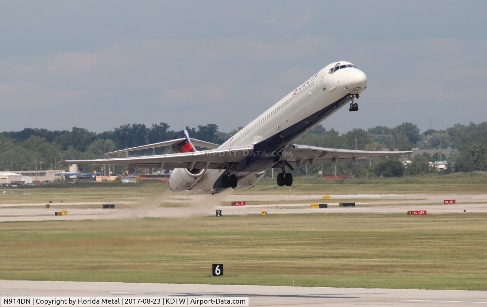 N914DN, 1996 McDonnell Douglas MD-90-30 C/N 53394, DTW spotting
