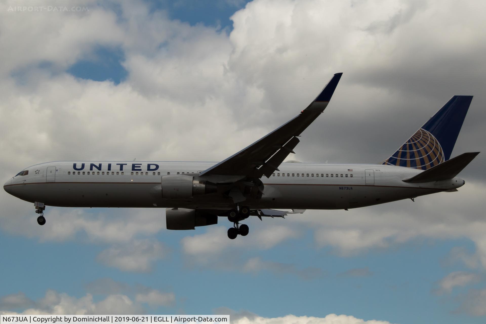 N673UA, 2000 Boeing 767-322 C/N 29241, Landing RWY 27L