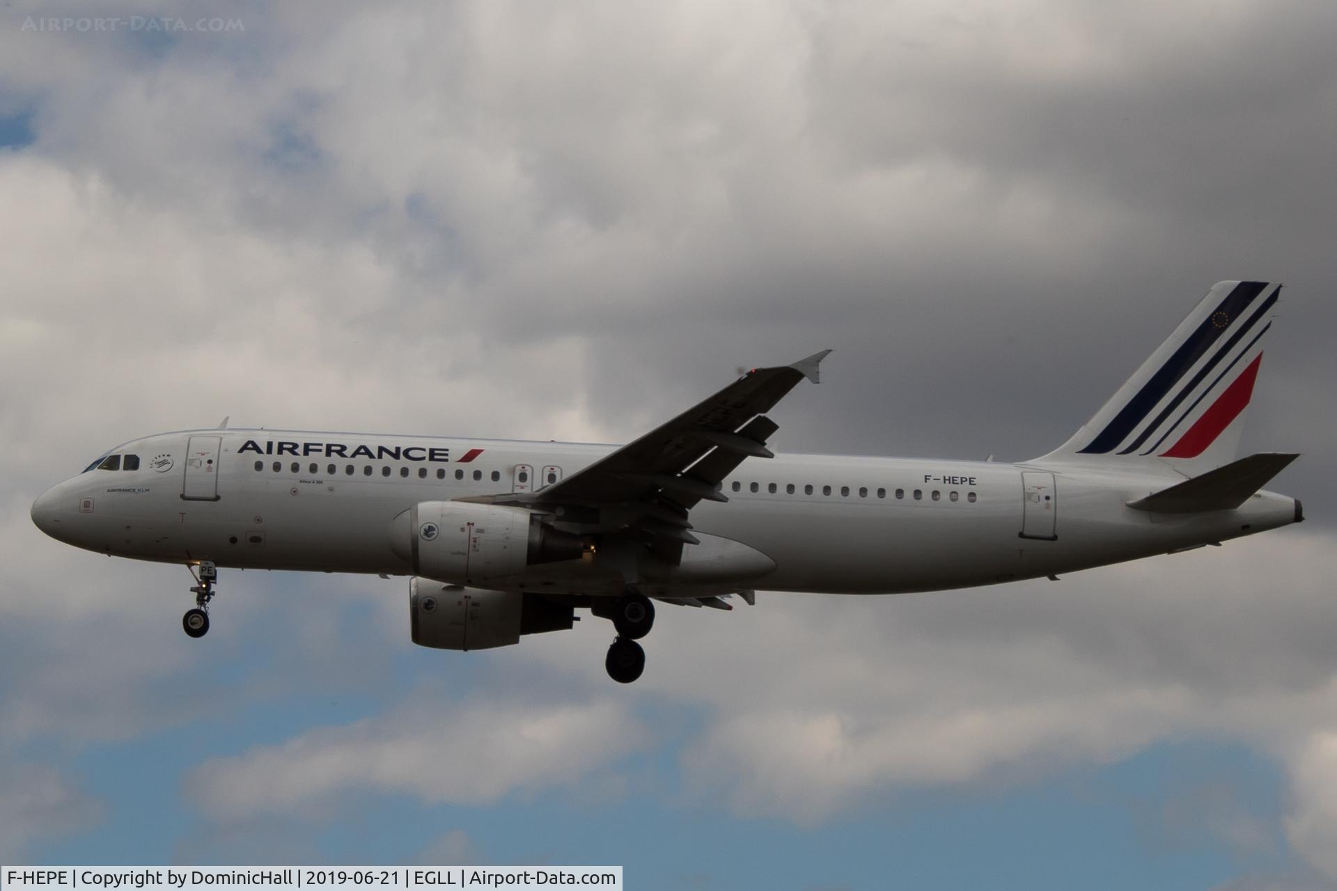 F-HEPE, 2010 Airbus A320-214 C/N 4298, Landing RWY 27L