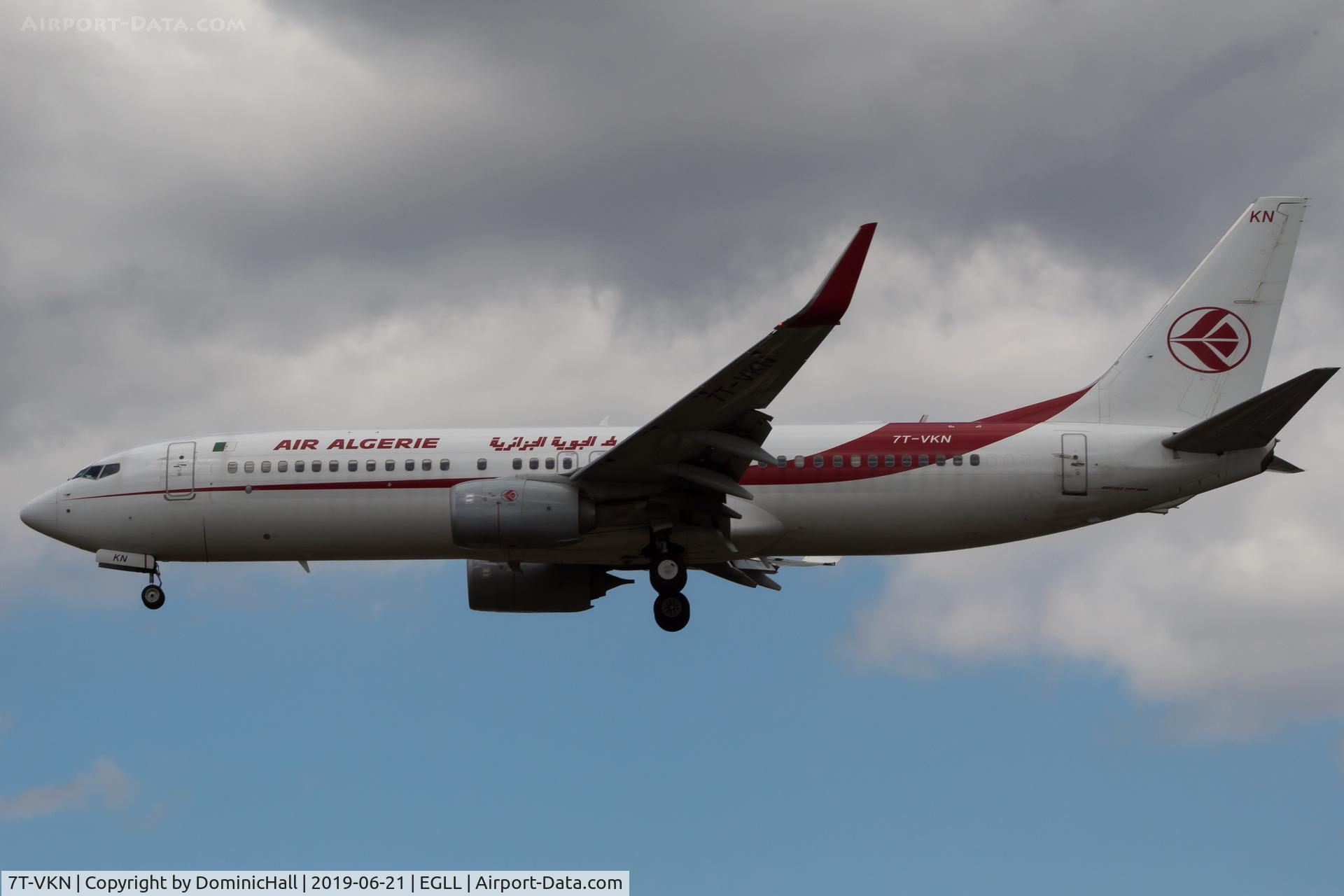 7T-VKN, 2016 Boeing 737-8D6 C/N 60750, Landing RWY 27L