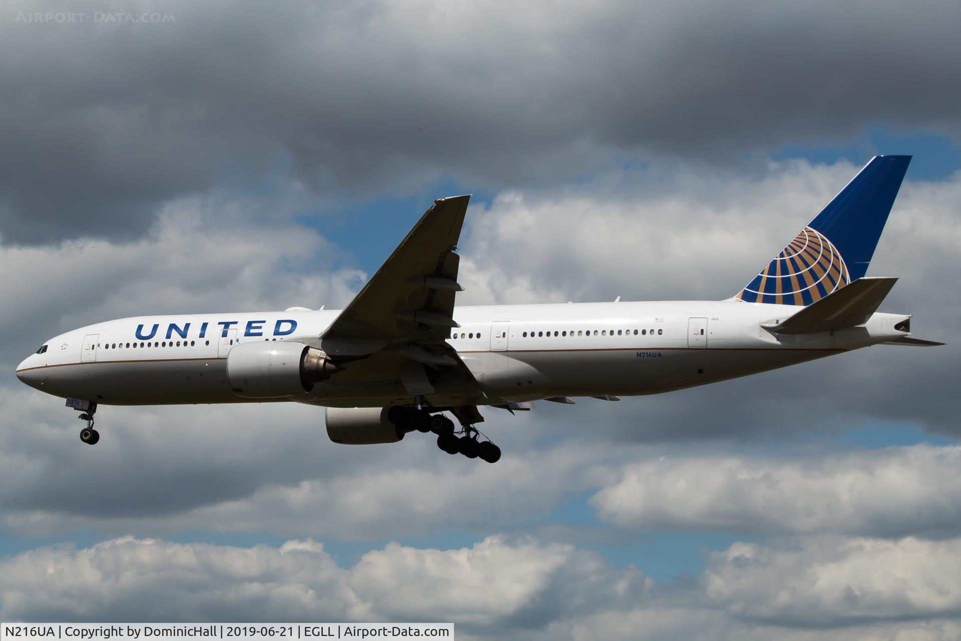 N216UA, 2000 Boeing 777-222 C/N 30549, Landing RWY 27L