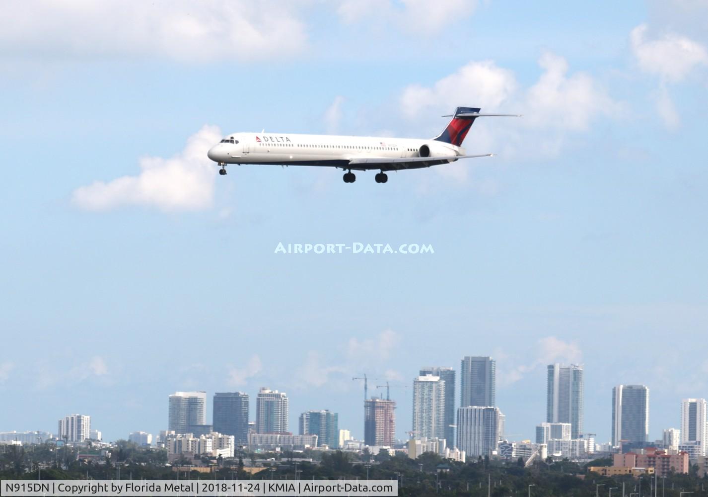 N915DN, 1996 McDonnell Douglas MD-90-30 C/N 53395, MIA spotting