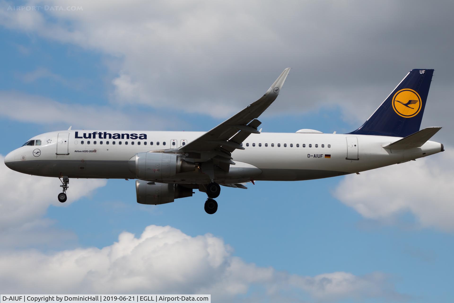 D-AIUF, 2014 Airbus A320-214 C/N 6141, Landing RWY 27L