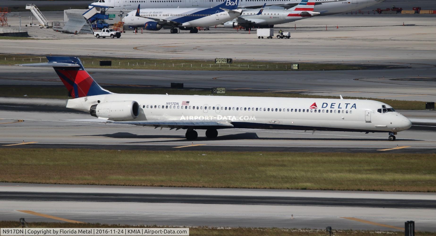N917DN, 1996 McDonnell Douglas MD-90-30 C/N 53552, MIA spotting