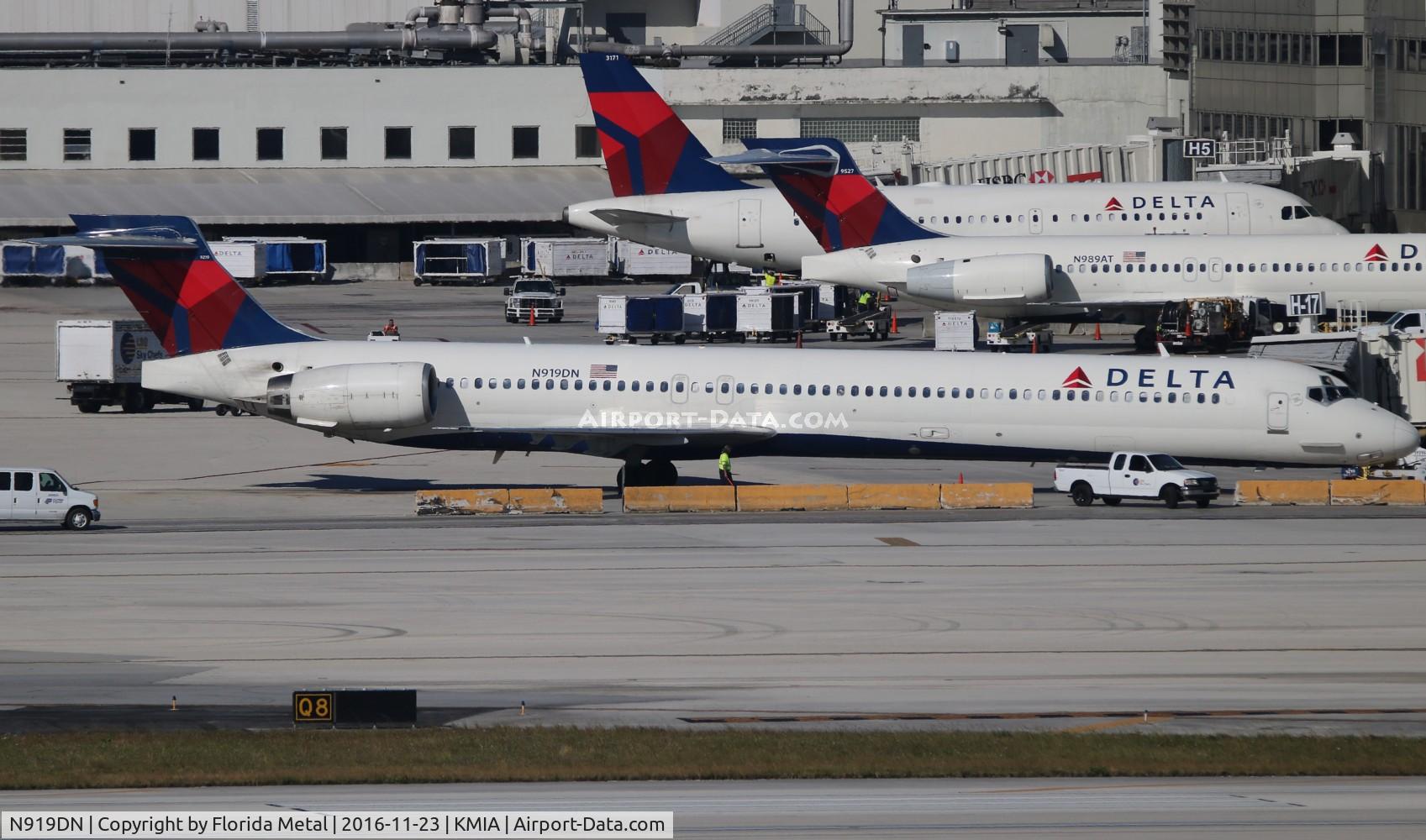 N919DN, 1997 McDonnell Douglas MD-90-30 C/N 53576, MIA spotting