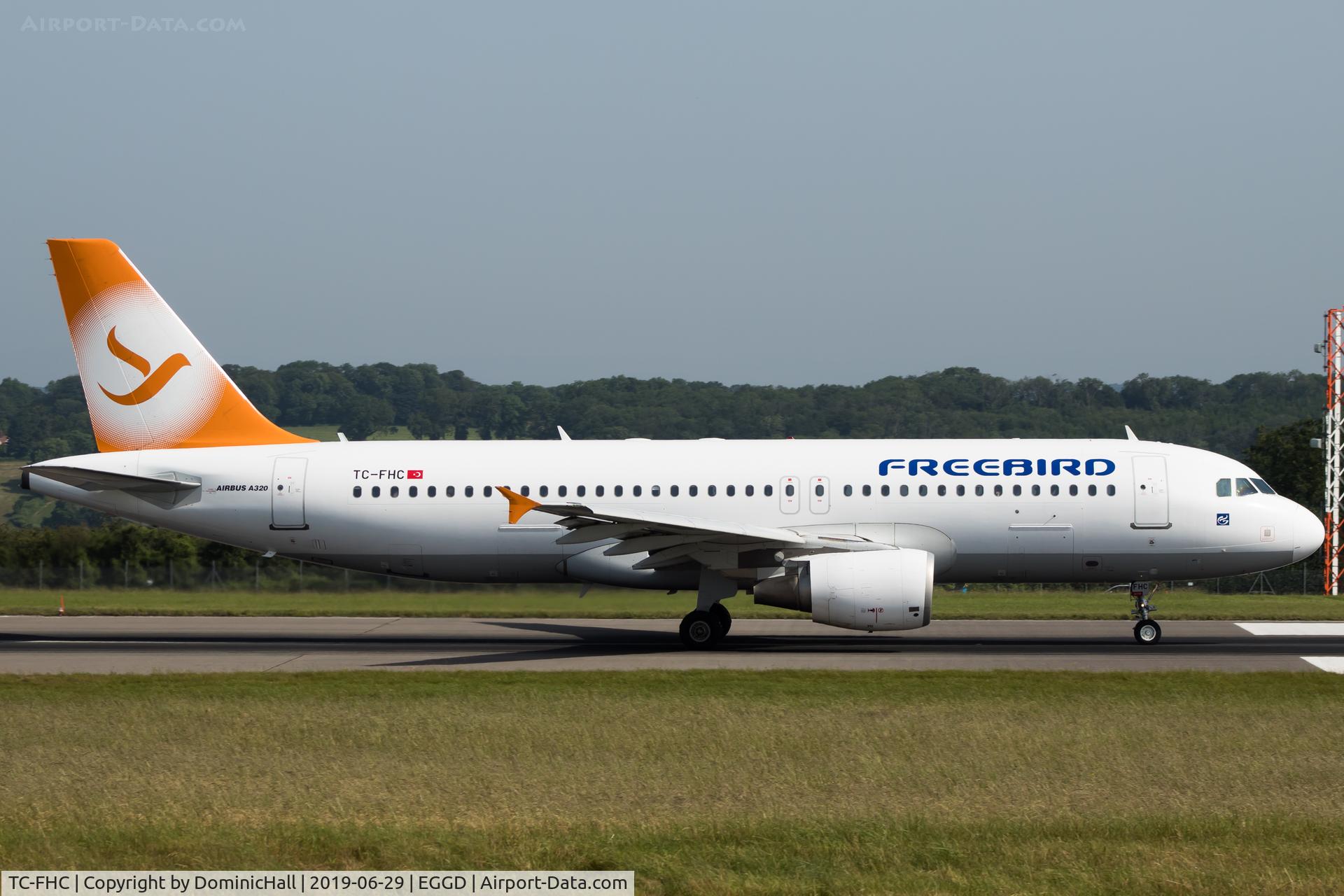 TC-FHC, 2009 Airbus A320-214 C/N 3852, Departing RWY 09