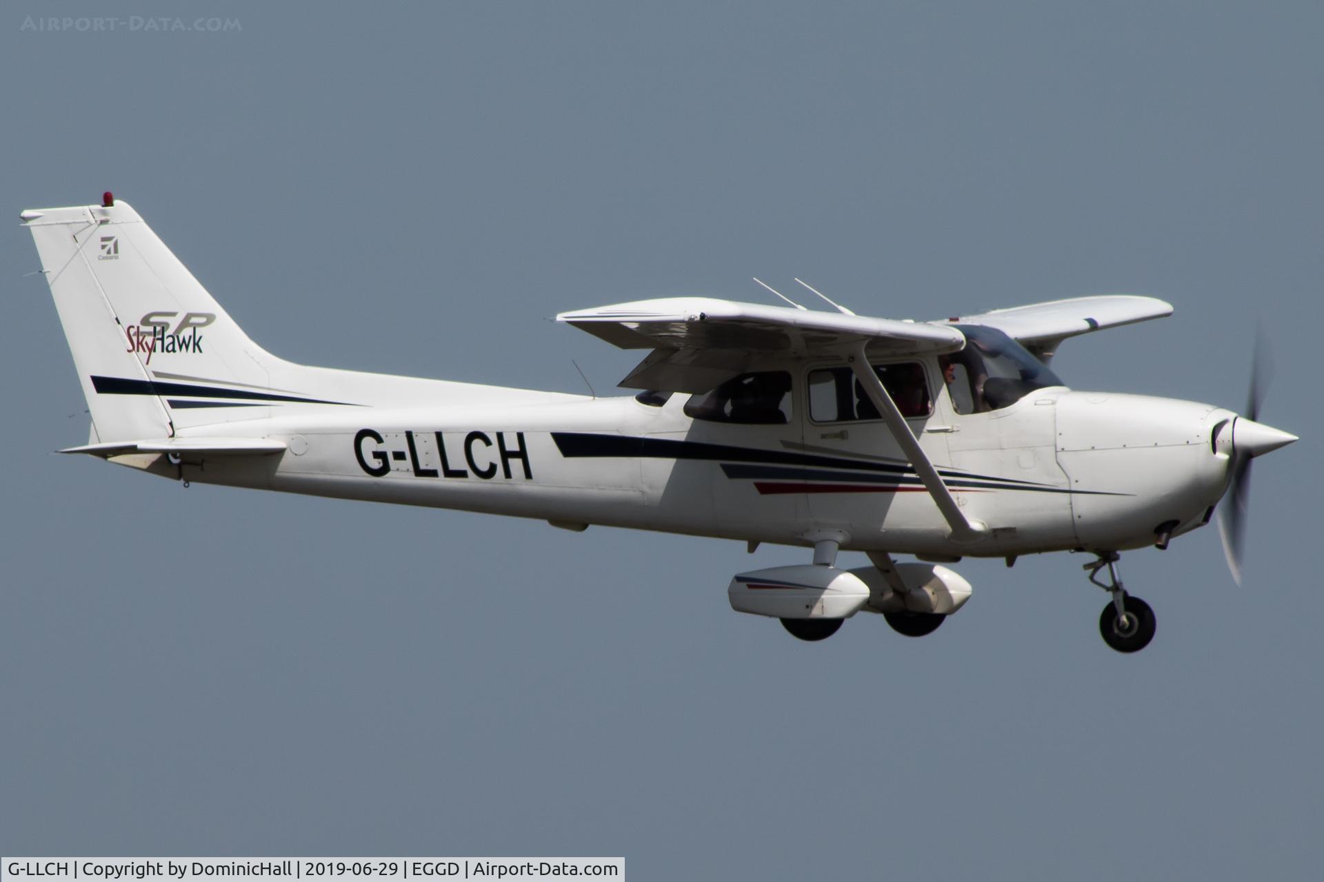 G-LLCH, 2001 Cessna 172S Skyhawk SP C/N 172S8822, Landing RWY 09