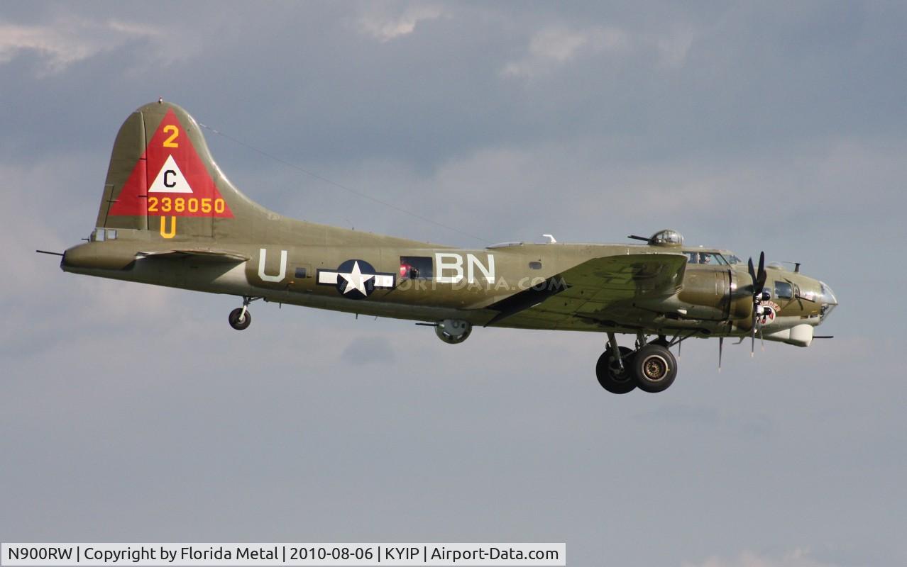 N900RW, 1944 Boeing B-17G Flying Fortress C/N 8627, Thunder Over Michigan 2010