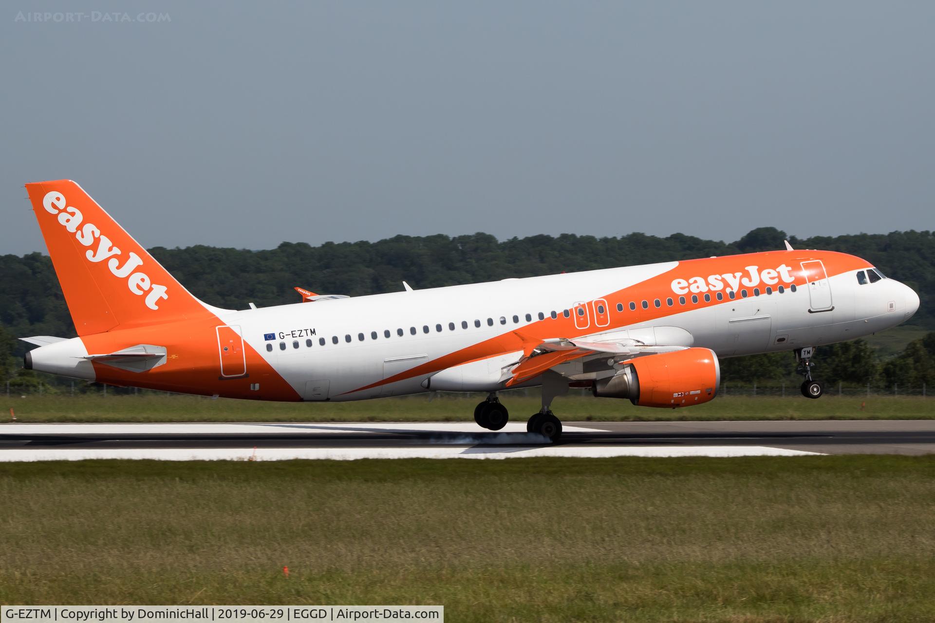 G-EZTM, 2009 Airbus A320-214 C/N 4014, Landing RWY 09
