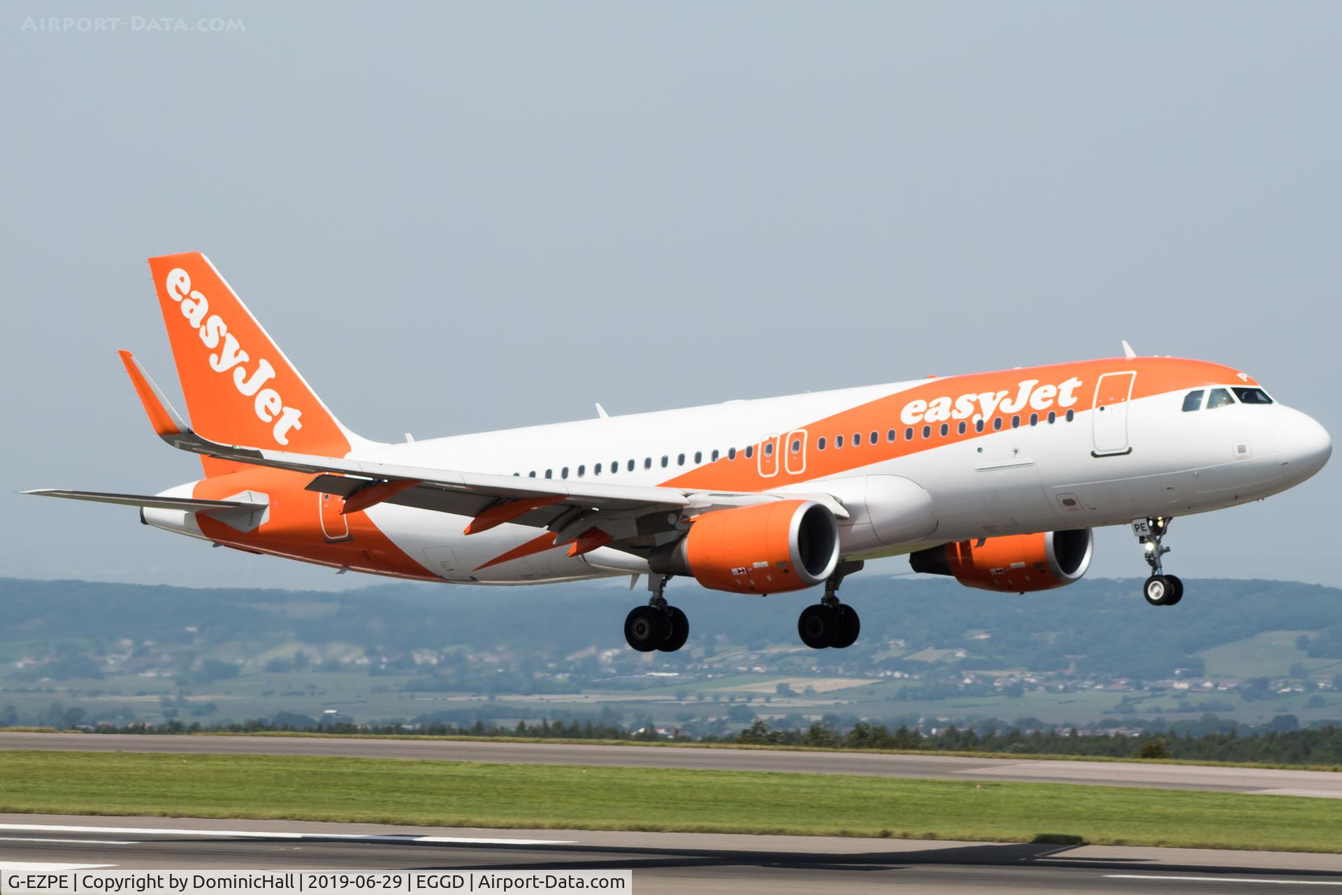 G-EZPE, 2015 Airbus A320-214 C/N 7044, Landing RWY 09
