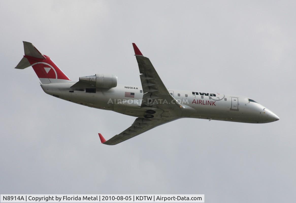 N8914A, 2004 Bombardier CRJ-200 (CL-600-2B19) C/N 7914, DTW spotting